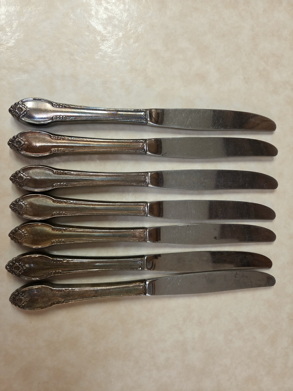 1847 Rogers Bros Remembrance Silverplate Butter Dinner Knives Lot of 7